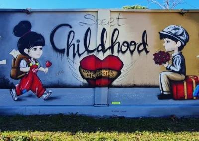 fresque urbaine poétique représentant des enfants et un ours en peluche