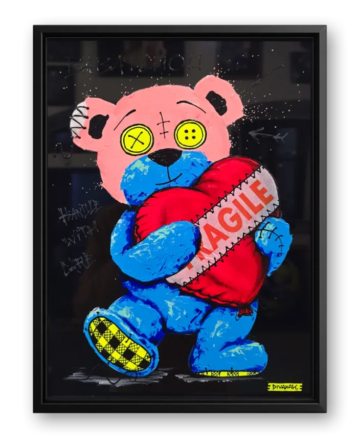 peinture originale de babatchou tenant un coeur rouge marqué fragile