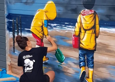 fresque murale extérieur représentant des enfants à la pêche en bretagne