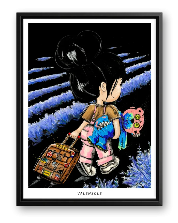 affiche issue d'une peinture originale représentant une fillette marchant dans les champs de lavande de valensole, tirant une valise et tenant son ourson sous le bras, dans une scène poétique inspirée du voyage et de l'enfance