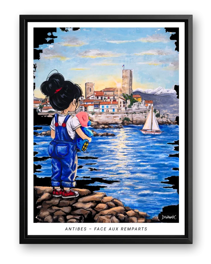 Affiche représentant une fillette et son nounours, de dos, regardant les remparts du vieil Antibes.